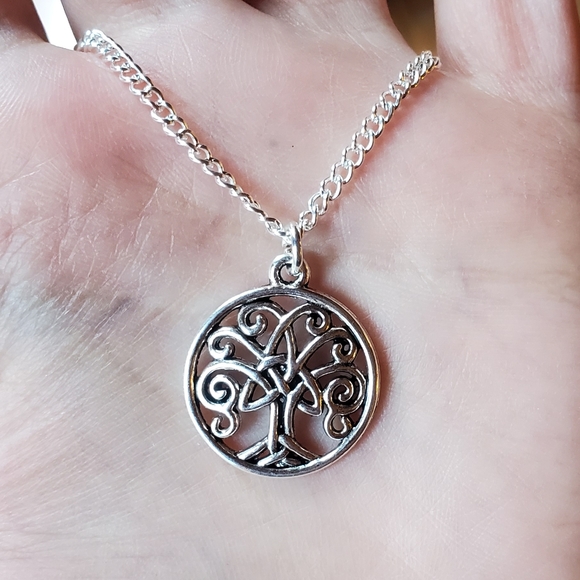 NWOT Silver Celtic Tree of Life Circle Necklace - Picture 4 of 8